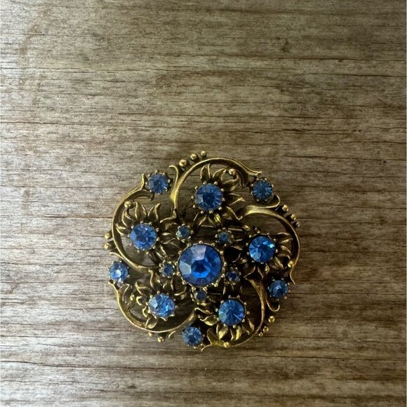 Vintage Coro Gold Tone Brooch With Blue Rhinestones - Picture 1 of 6